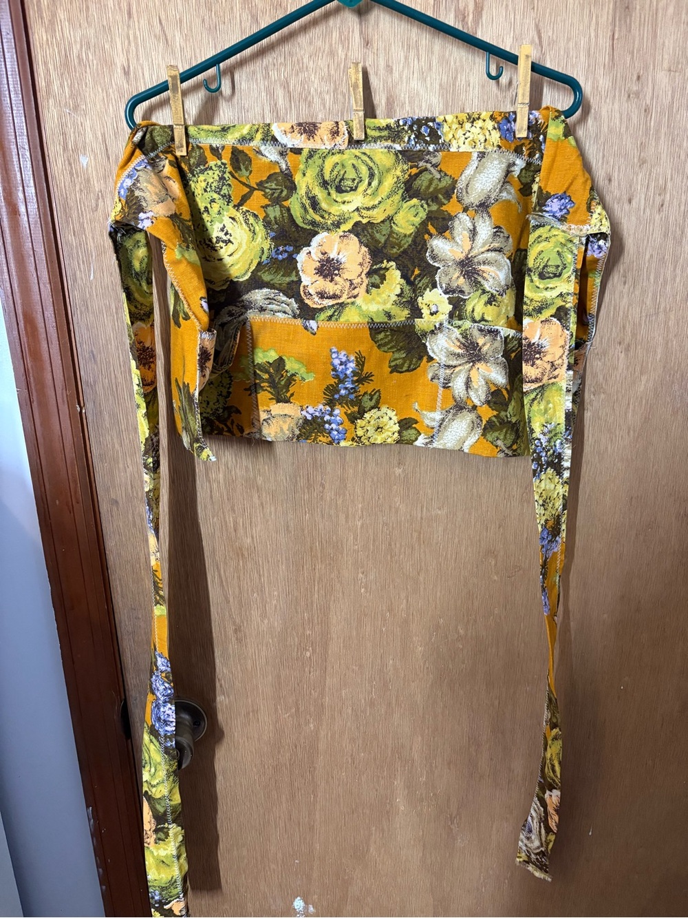 Apron with 3 pockets